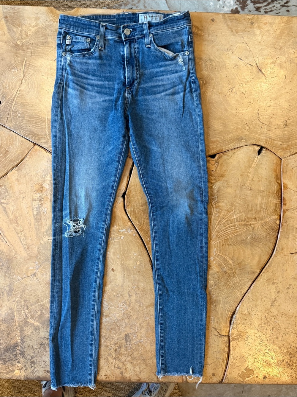 AG Jeans. The Farrah Skinny Ankle. Size 26R. Distressed at right knee & pockets